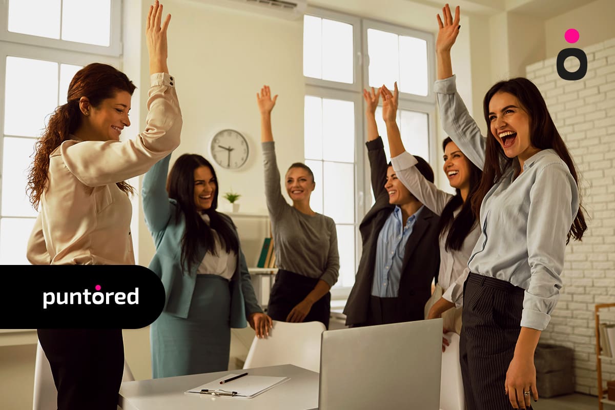 Mujeres en fintech colaborando y liderando en un proyecto.